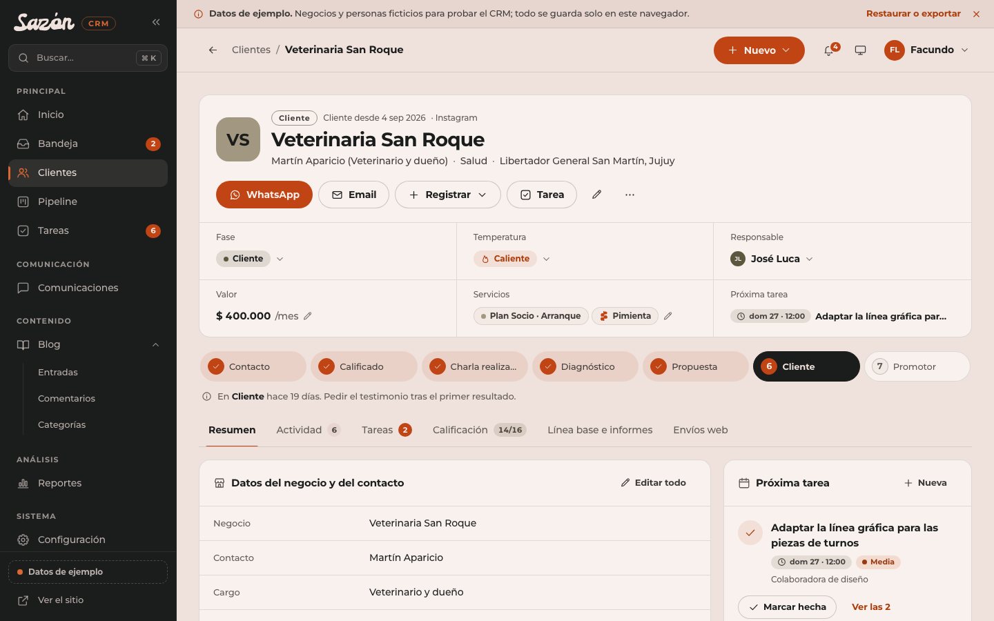 Ficha de un cliente de ejemplo en el CRM de Sazón: fase, temperatura, responsable, valor, servicios y próxima tarea, la barra de fases de Contacto a Promotor y las pestañas de actividad, tareas, calificación, línea base y envíos web